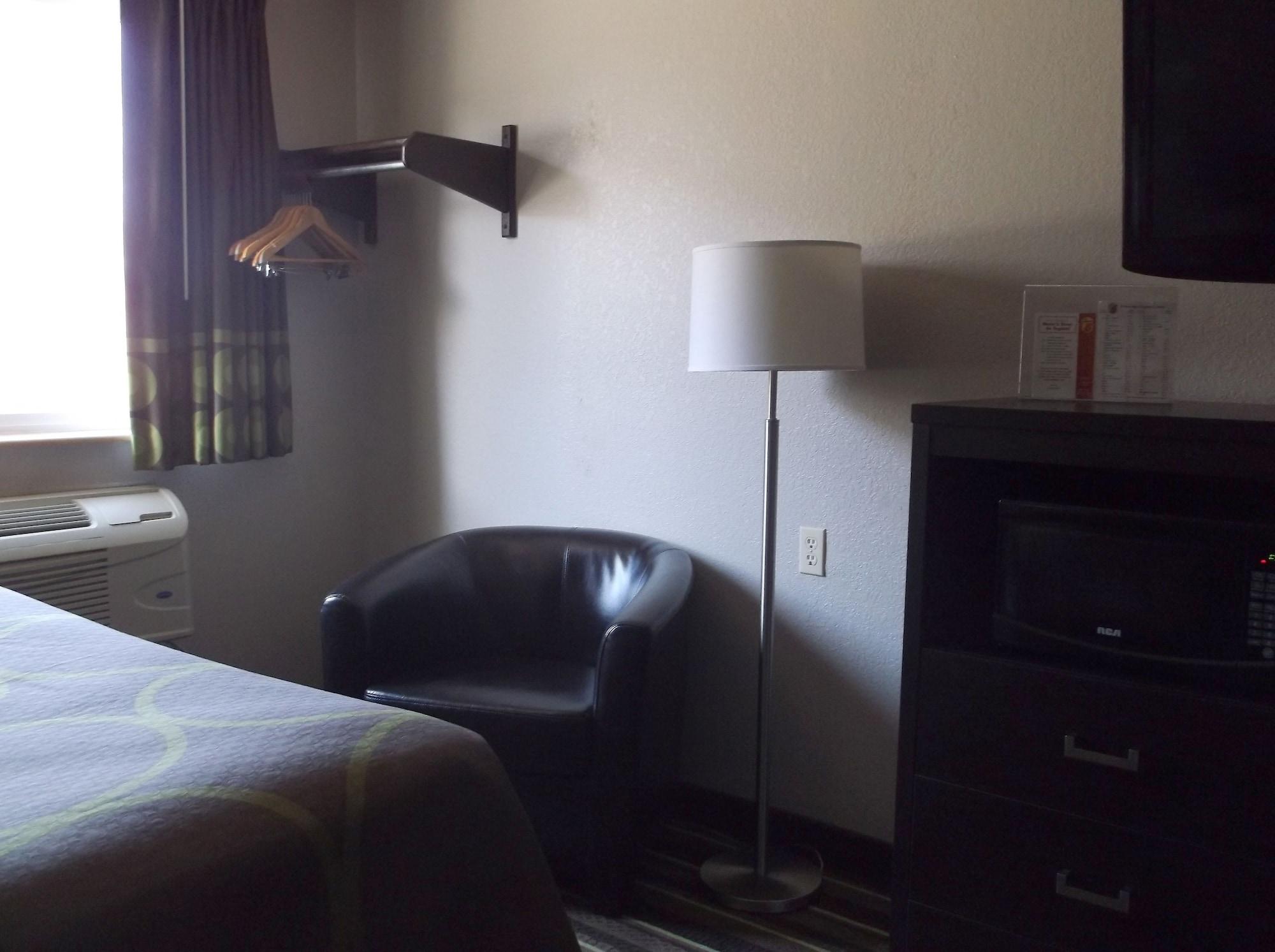 Super 8 By Wyndham Brookings Hotell Exteriör bild