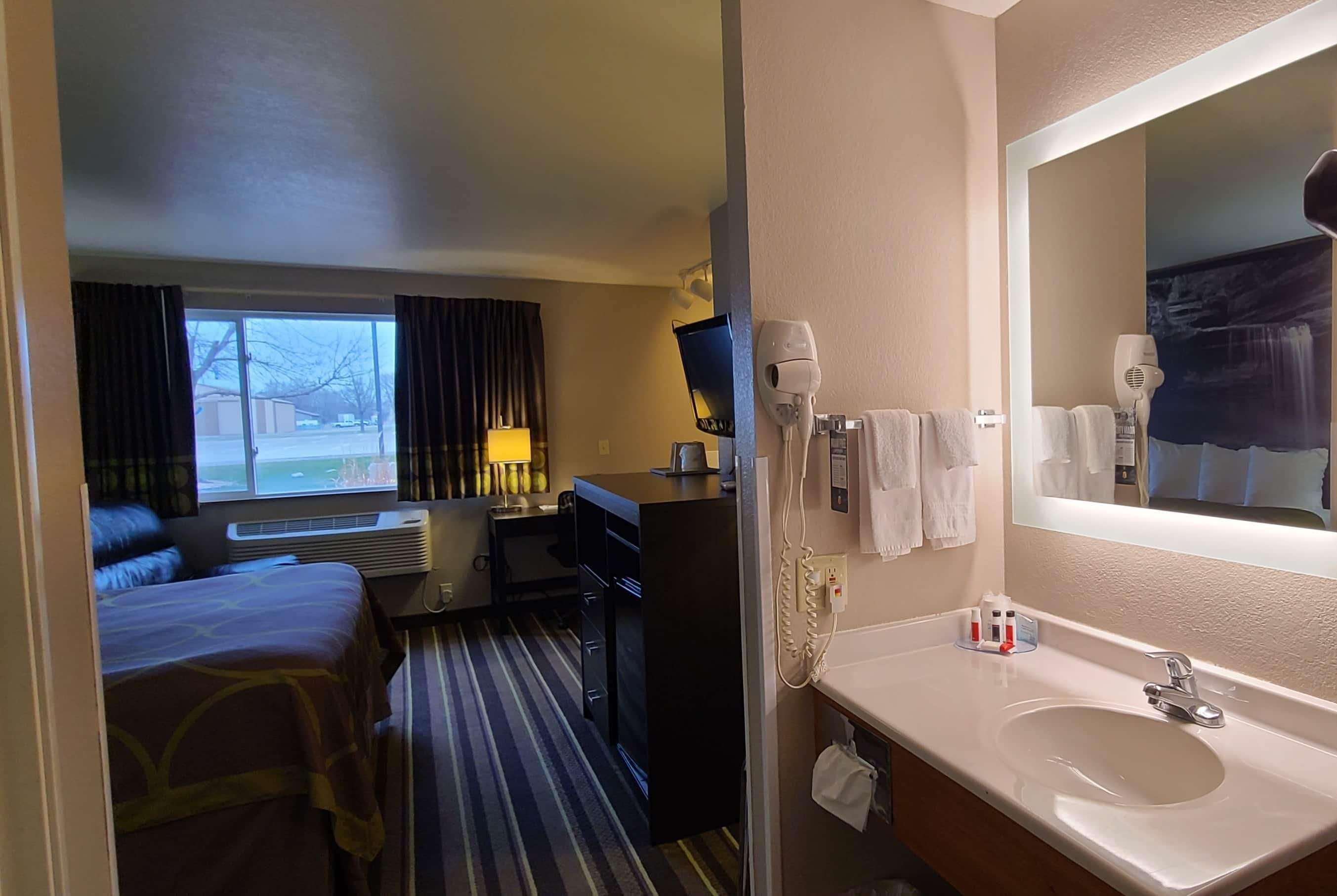 Super 8 By Wyndham Brookings Hotell Exteriör bild