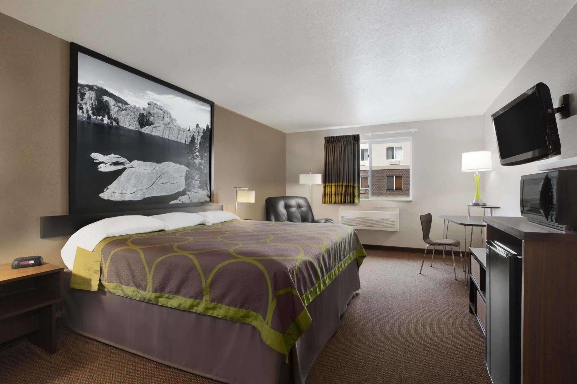 Super 8 By Wyndham Brookings Hotell Exteriör bild